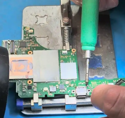 Płyta główna Nintendo Switch w serwisie podczas wymiany wyłamanego gniazda USB-C