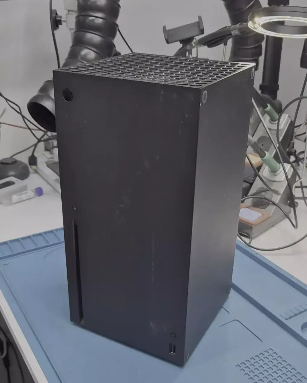 Zapchany zbitkiem kurzu radiator w konsoli Xbox Series X - przyczyna przegrzewania
